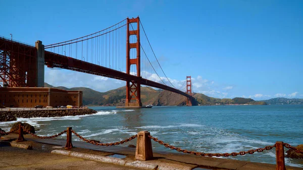 Incroyable Golden Gate Bridge à San Francisco par une journée ensoleillée - photographie de voyage — Photo