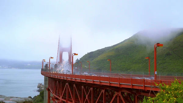 Golden Gate Bridge San Francisco på en dimmig dag - SAN FRANCISCO, KALIFORNIEN - APRIL 18, 2017 - fotografi — Stockfoto