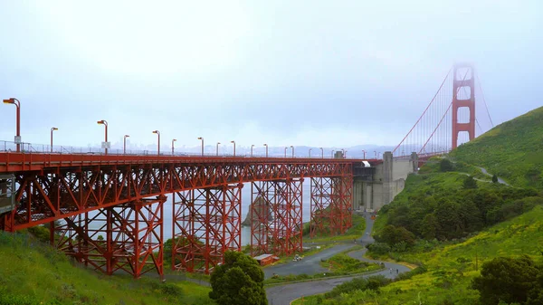 San Francisco leghíresebb látnivalója - Golden Gate híd - utazási fotózás — Stock Fotó