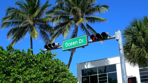Famous Ocean Drive at Miami Beach South Beach - MIAMI, Amerikai Egyesült Államok - Április 10, 2016 — Stock Fotó