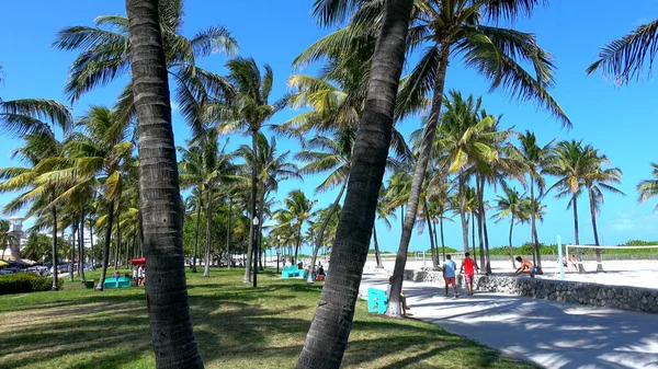 Miami Beach Walk at Ocean Drive - MIAMI, USA 10 апреля 2016 — стоковое фото