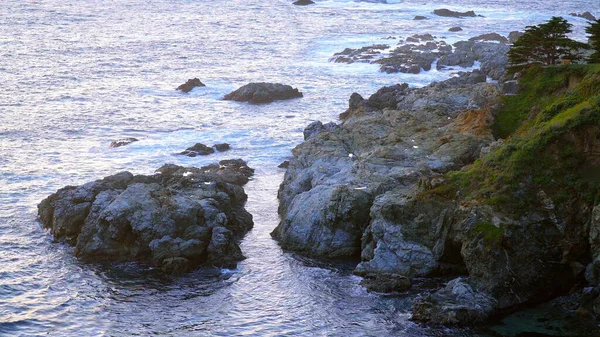Fale uderzające w skaliste wybrzeże Big Sur California - podróże — Zdjęcie stockowe