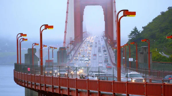 Traffic on the Golden Gate Bridge in San Francisco - SAN FRANCISCO, CALIFORNIA - APRIL 18, 2017 - travel photography — Stock Photo, Image