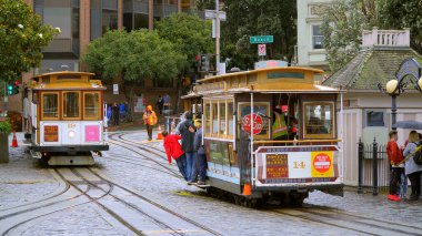 San Francisco 'daki ünlü Cable Car - SAN FRANCISCO, CALIFORNIA - 18 Nisan 2017 - Seyahat fotoğrafçılığı