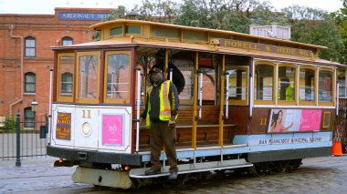 Sahil Sokağındaki San Francisco Kablo Arabası Hyde Caddesi - SAN FRANCISCO, CALIFORNIA - 18 Nisan 2017 - seyahat fotoğrafçılığı