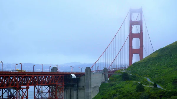 Provoz na Golden Gate Bridge v San Franciscu za deštivého dne - SAN FRANCISCO, CALIFORNIA - 18. 4. 2017 - cestovní fotografie — Stock fotografie