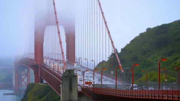 Golden Gate Bridge San Francisco on a foggy day - SAN FRANCISCO, CALIFORNIA - APRIL 18, 2017 - travel photography — Stock Photo, Image