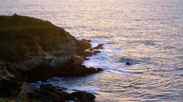 冲击南加州岩石海岸的海浪- -旅行摄影 — 图库照片