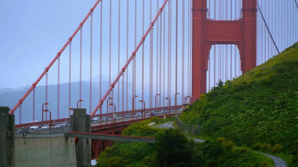 Ruch na moście Golden Gate w San Francisco w deszczowy dzień - SAN FRANCISCO, KALIFORNIA - KWIECIEŃ 18, 2017 - zdjęcia z wakacji — Zdjęcie stockowe