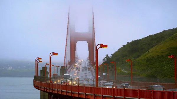Traffic on the Golden Gate Bridge in San Francisco - SAN FRANCISCO, CALIFORNIA - APRIL 18, 2017 - travel photography — Stock Photo, Image