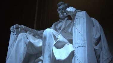 Lincoln Memorial 'daki ünlü Abraham Lincoln heykeli - harika bir gece görüşü - seyahat fotoğrafçılığı
