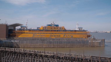 Staten Island Feribot Hizmetleri 'nin büyük gemileri - New York Şehri, ABD - 2 Nisan 2017