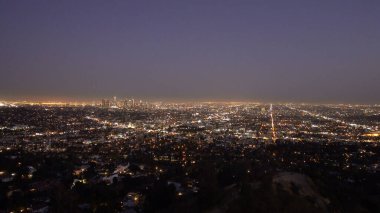 Geceleri Los Angeles şehrinin hava görüntüsü - seyahat fotoğrafçılığı