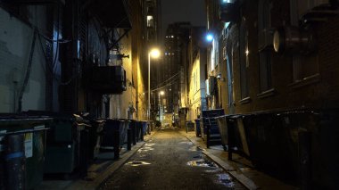 Geceleri Philadelphia 'da küçük ve tüyler ürpertici bir yol. Seyahat fotoğrafçılığı.