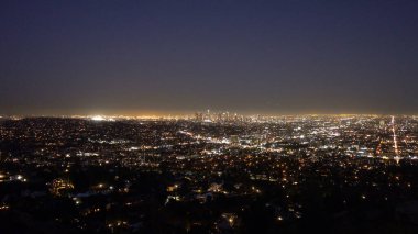 Geceleri Los Angeles şehrinin hava görüntüsü - seyahat fotoğrafçılığı