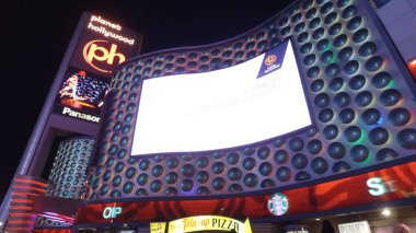 Planet Hollywood Otel ve Kumarhanesi 'nin renkli ön cephesi - durgun yürüyüş - LAS VEGAS, Birleşik Devletler - 20 Nisan 2017