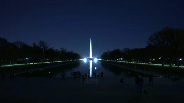 Den reflekterande poolen på Lincoln Memorial i Washington på natten - fotografering — Stockfoto