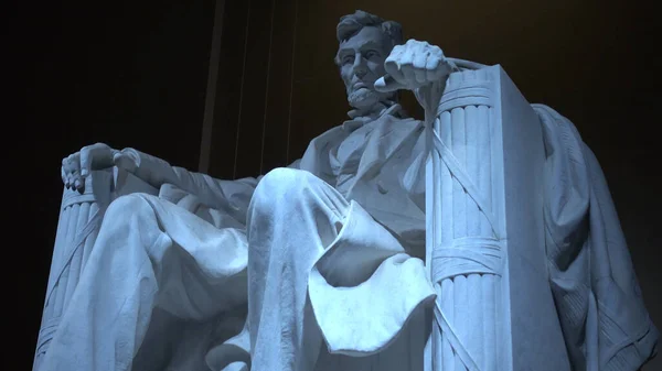 Den berömda statyn av Abraham Lincoln på Lincoln Memorial - fantastisk utsikt över natten - fotografering — Stockfoto