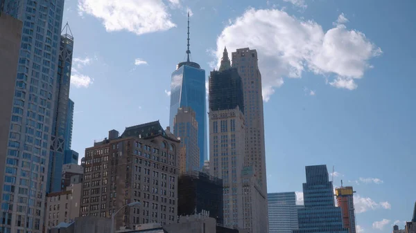 Grote wolkenkrabbers en World Trade Center in New York Downtown - NEW YORK CITY, Verenigde Staten - APRIL 2, 2017 — Stockfoto