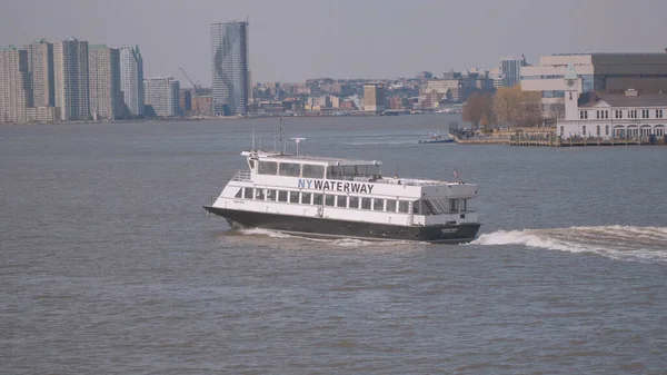 NY Waterway boat on Hudson River - NEW YORK CITY, USA - APRIL 2, 2017 — стоковое фото