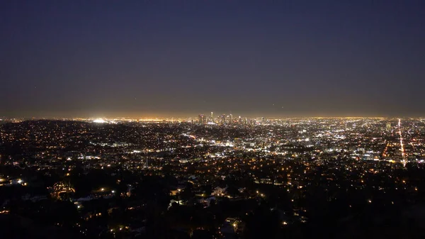 야간 여행 사진을 통해 로스앤젤레스 시 상공을 날으는 항공 사진 — 스톡 사진