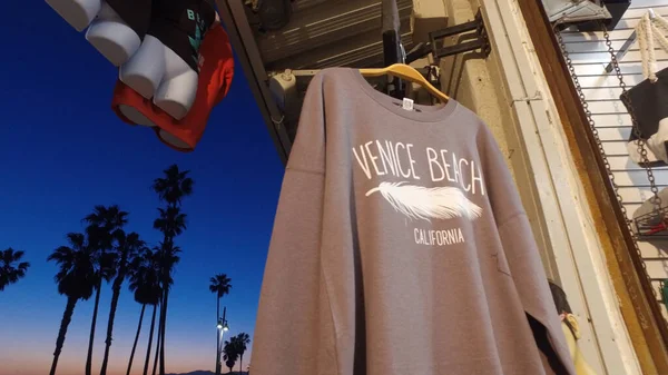 Venice Beachin kaupat - matkamuistoja myynnissä - LOS ANGELES, UNITED STATES - huhtikuu 21, 2017 — kuvapankkivalokuva