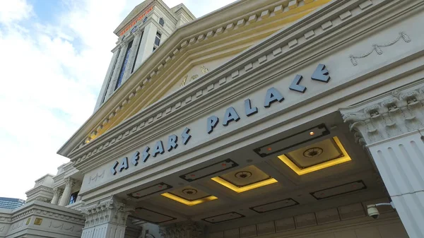 Famous Caesars Palace Hotel and Casino in Las Vegas - LAS VEGAS, UNITED STATES - 22 апреля 2017 — стоковое фото