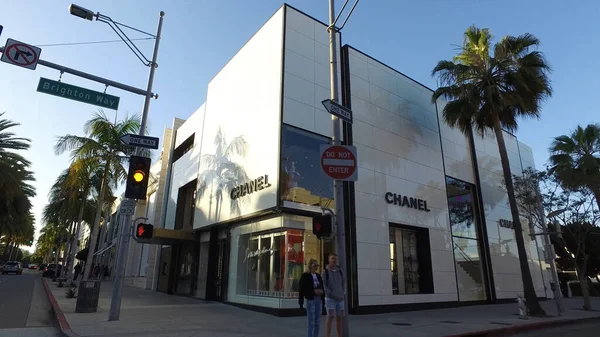 Michael Kors - Beverly Hills 'teki Rodeo Drive' da özel dükkanlar - teker teker - LOS ANGELES, Birleşik Devletler - 21 Nisan 2017 — Stok fotoğraf