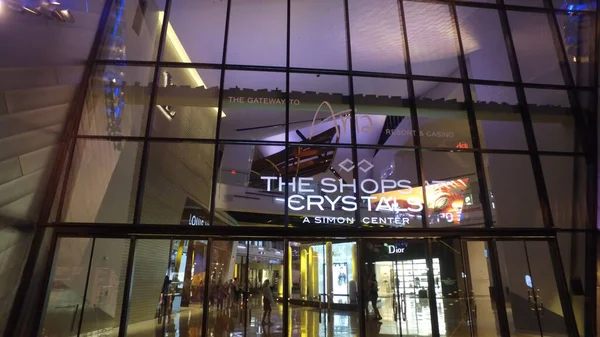 Cristales en Las Vegas - tiendas exclusivas en el centro de la ciudad - LAS VEGAS, ESTADOS UNIDOS - 20 DE ABRIL DE 2017 — Foto de Stock