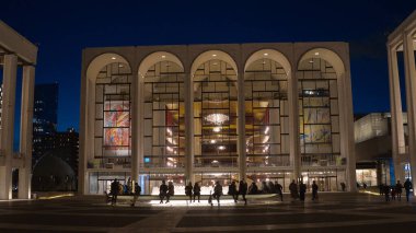 NEW YORK CITY, ABD - 2 Nisan 2017 'de Lincoln Center New York' ta Güzel Opera Binası
