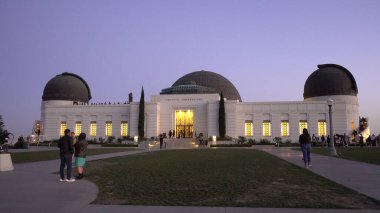 Los Angeles 'taki ünlü Griffith Oberservatuarı - muhteşem akşam manzarası - LOS ANGELES, Birleşik Devletler - 21 Nisan 2017