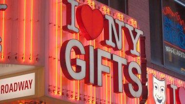 New York 'un Manhattan Meydanı' ndaki hediyelik eşya dükkanını seviyorum. New York City, ABD - 2 Nisan 2017