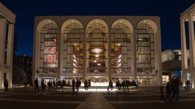 NEW YORK CITY, ABD - 2 Nisan 2017 'de Lincoln Center New York' ta Güzel Opera Binası
