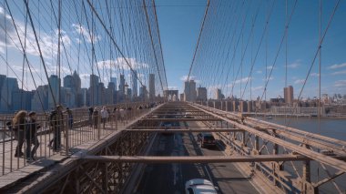 New York 'taki Brooklyn Köprüsü üzerinde yürüyen turistler - New York Şehri, ABD - 2 Nisan 2017