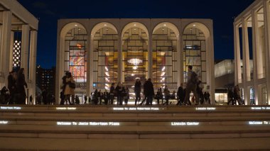 NEW YORK CITY, ABD - 2 Nisan 2017 'de Lincoln Center New York' ta Güzel Opera Binası
