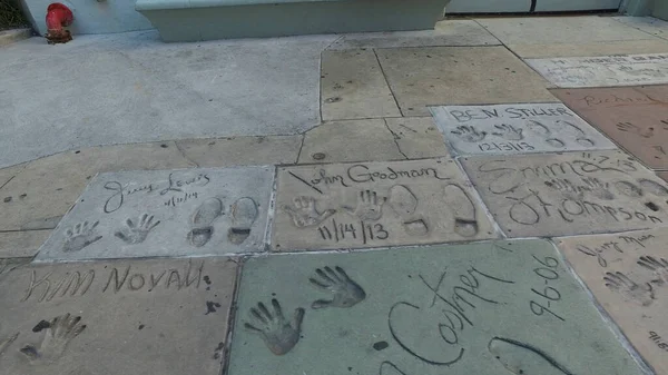 Fotspår och handavtryck på golvet i TCL Chinese Theater i Hollywood - LOS ANGELES, FÖRENADE STATERNA - APRIL 21, 2017 — Stockfoto