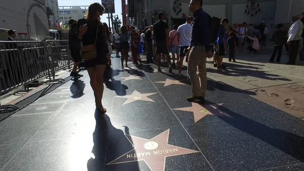 As estrelas no Passeio da Fama - Hollywood Blvd - LOS ANGELES, ESTADOS UNIDOS - 21 de abril de 2017 — Fotografia de Stock
