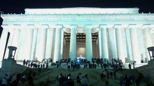 Famoso Lincoln Memorial en Washington por la noche - WASHINGTON, ESTADOS UNIDOS - 9 DE ABRIL DE 2017 — Foto de Stock