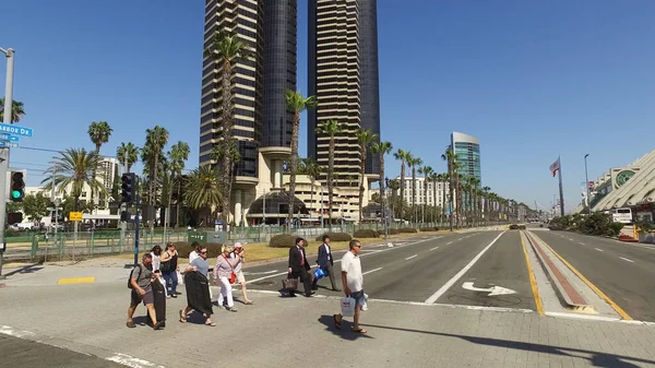 San Diego 'daki güzel sokak manzaralı Kongre Merkezi - SAN DIEGO, ABD - 19 Nisan 2017