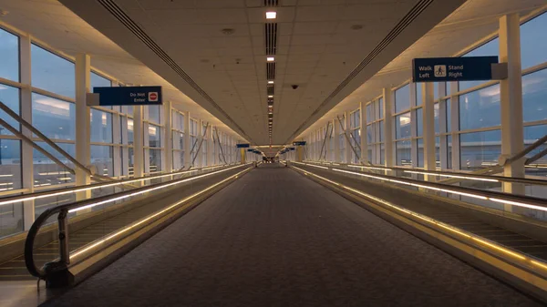 Путь к терминалам в аэропорту Нью-Йорка - ДАЛЛАС, Объединенные Арабские Эмираты - 23 апреля 2017 года — стоковое фото