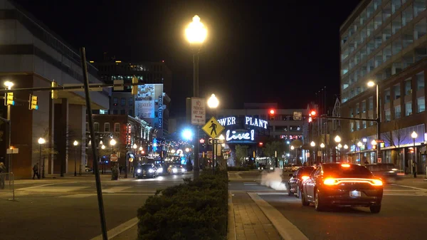 Výhled na ulici v Baltimore Downtown v noci - BALTIMORE, SPOJENÉ STÁTY - 9. dubna 2017 — Stock fotografie