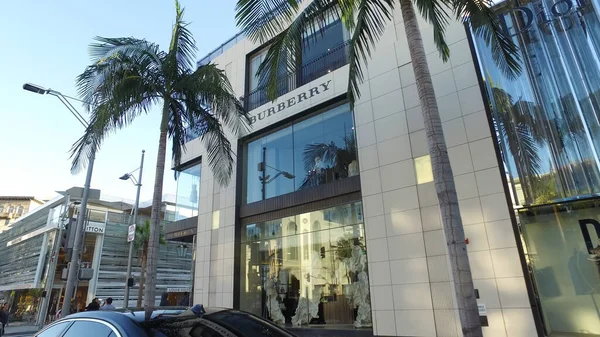 Burberry - Exclusive shops at Rodeo Drive in Beverly Hills - drive by shot - LOS ANGELES, UNITED STATES - huhtikuu 21, 2017 — kuvapankkivalokuva