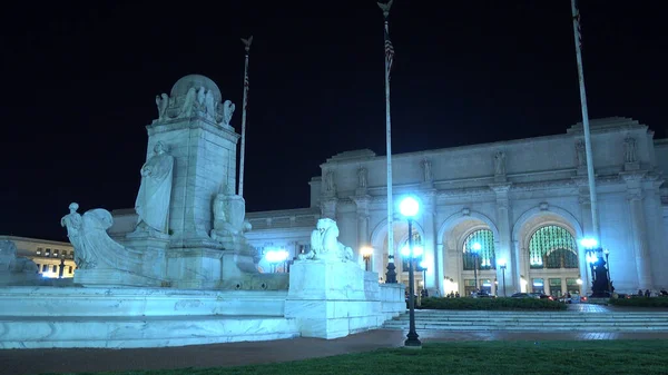 Plac przed Union Station Washington nocą - WASHINGTON, Stany Zjednoczone - 9 kwietnia 2017 — Zdjęcie stockowe