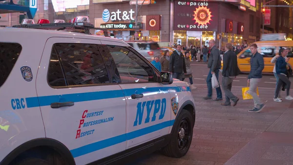 Policía de Nueva York en Times Square Manhattan - NUEVA YORK CITY, Estados Unidos - 2 DE ABRIL DE 2017 — Foto de Stock
