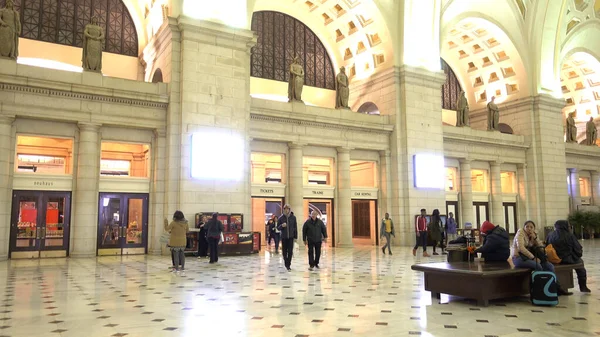 La increíble sala de Washington Union Station en la noche - WASHINGTON, ESTADOS UNIDOS - 9 DE ABRIL DE 2017 — Foto de Stock