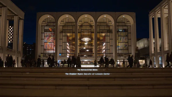 MET Metropolitan Opera at Lincoln Center Manhattan New York - NEW YORK CITY, EUA - 2 de abril de 2017 — Fotografia de Stock