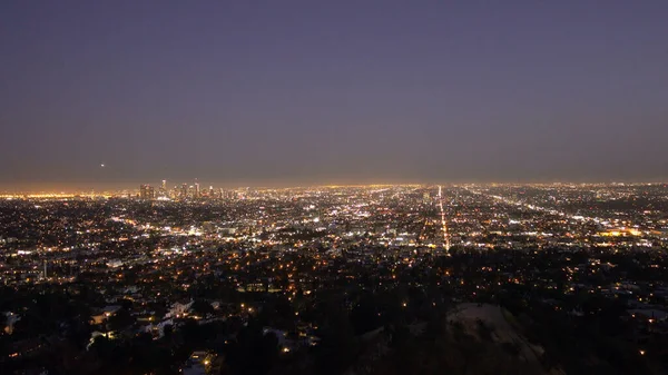 Geceleri Los Angeles şehrinin hava görüntüsü - seyahat fotoğrafçılığı