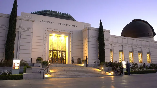 Beroemde Griffith Oberservatory in Los Angeles - geweldig uitzicht op de avond - LOS ANGELES, VERENIGDE STATEN - APRIL 21, 2017 — Stockfoto