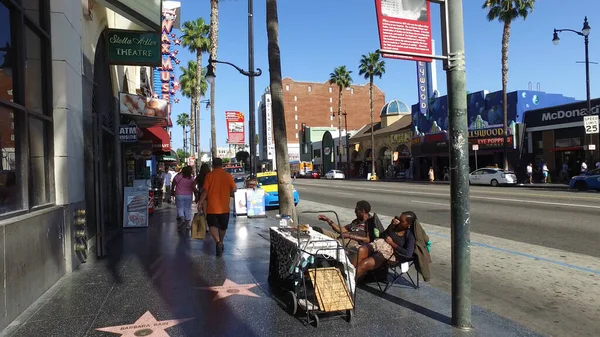 Mensen lopen over Hollywood Boulevard - LOS ANGELES, VERENIGDE STATEN - APRIL 21, 2017 — Stockfoto