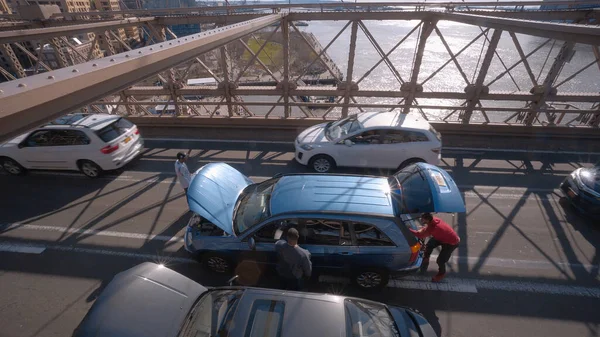 Car breakdown on Brooklyn Bridge προκαλεί μποτιλιάρισμα - NEW YORK CITY, USA - April 2, 2017 — Φωτογραφία Αρχείου